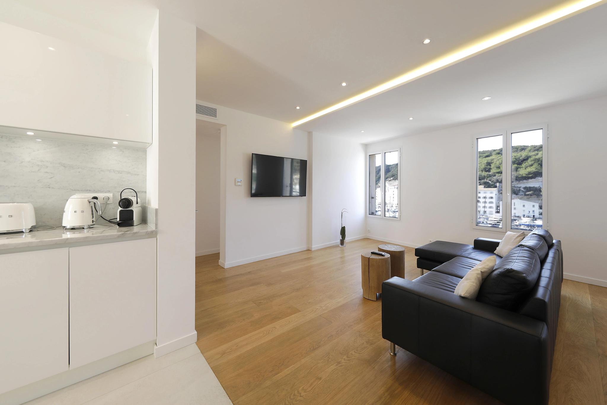 Appartements de luxe modernes avec cuisine ouverte, salon élégant et vue sur la baie