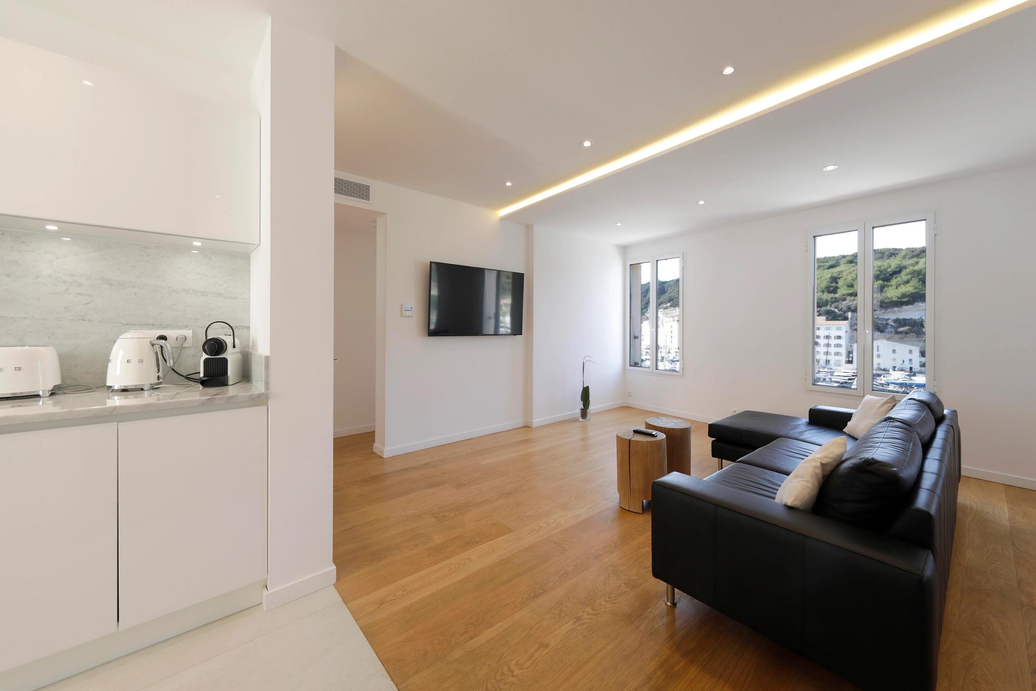 Spacieux séjour moderne avec cuisine ouverte dans une résidence de luxe contemporaine