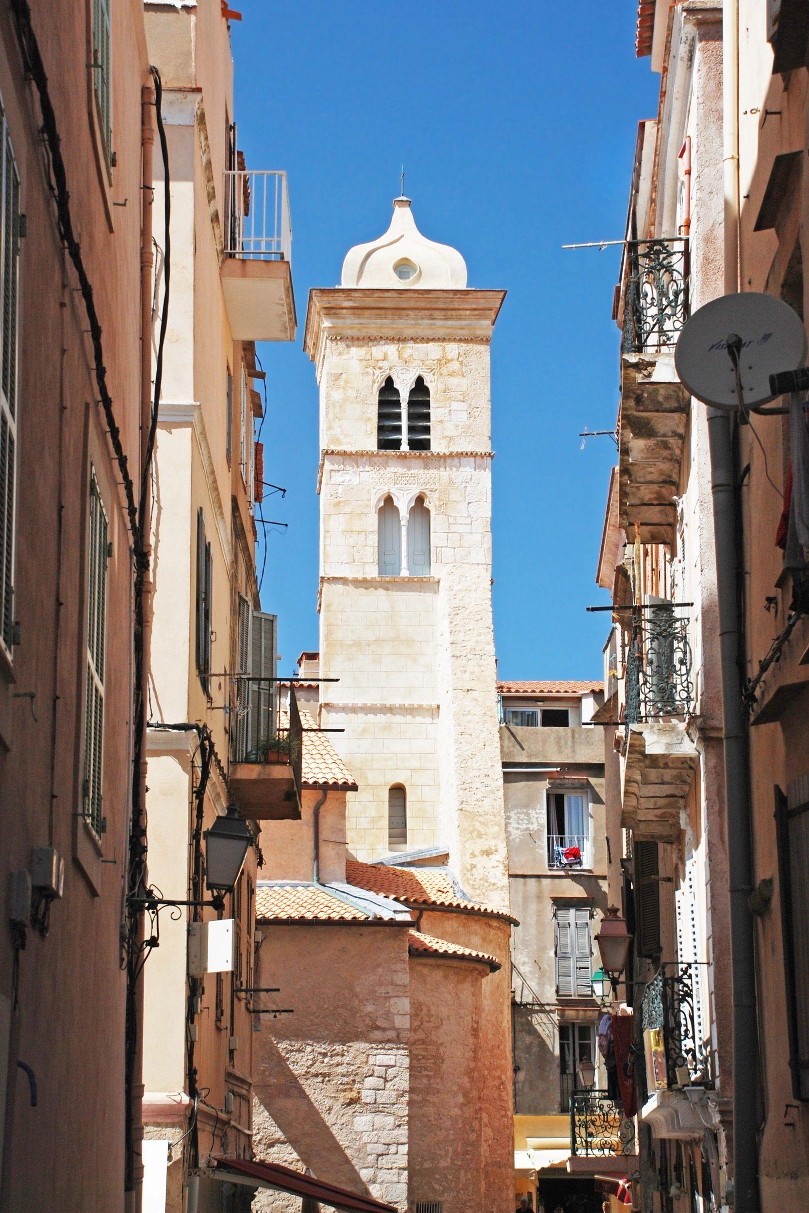 Vue d'une ruelle pittoresque de Bonifacio avec son clocher blanc typique de Corse