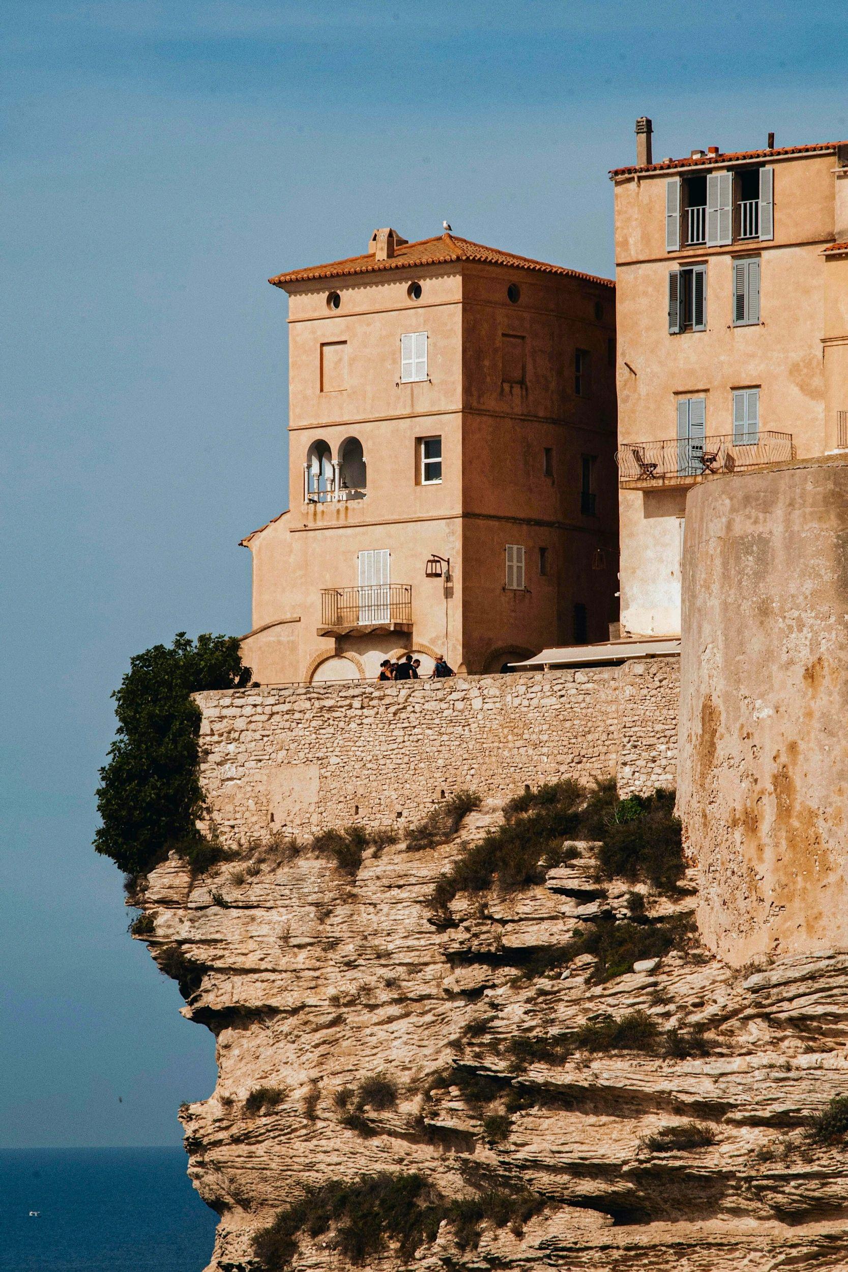 Maisons historiques perchées sur les falaises rocheuses de Bonifacio en Corse