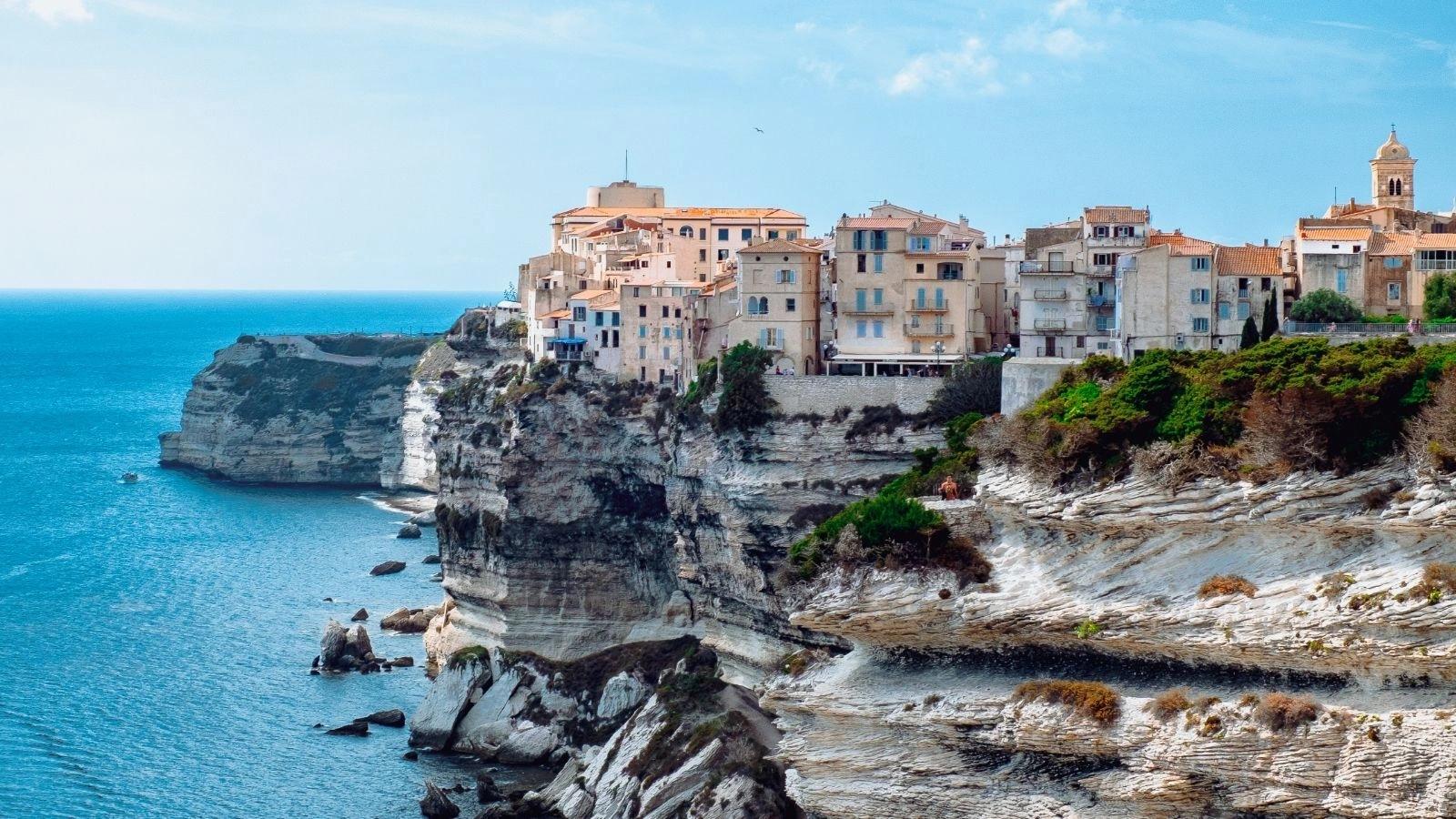 Résidence de luxe perchée sur falaise avec vue sur la mer Méditerranée