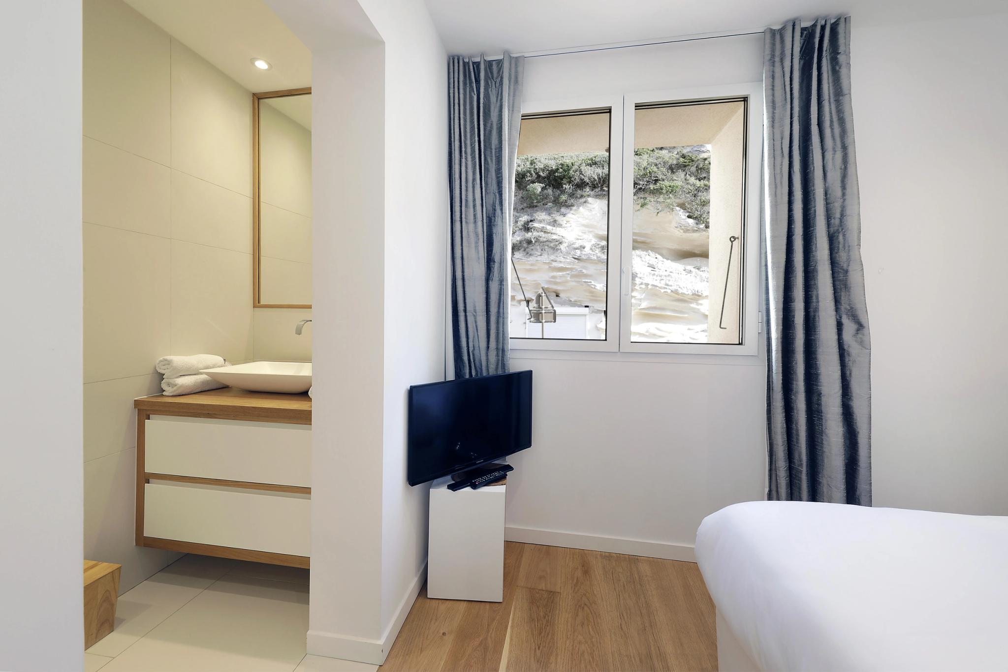 Appartements de luxe avec salle de bain moderne et vue sur la mer