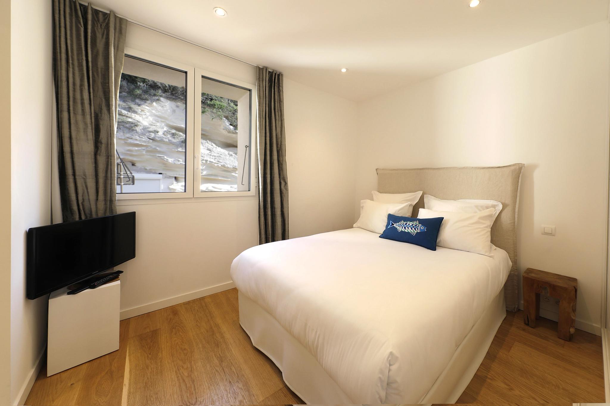 Chambre élégante d'appartements de luxe avec lit confortable et vue sur la mer