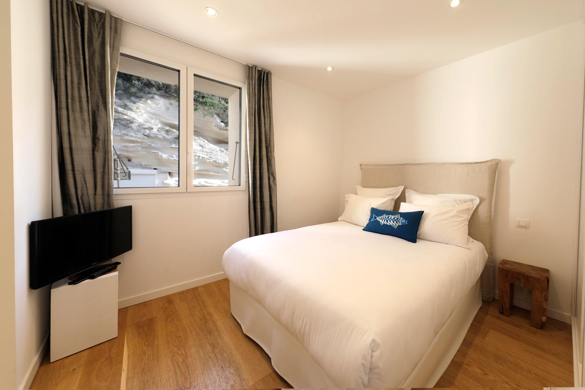 Chambre spacieuse d'une résidence de luxe avec lit confortable et vue sur la mer