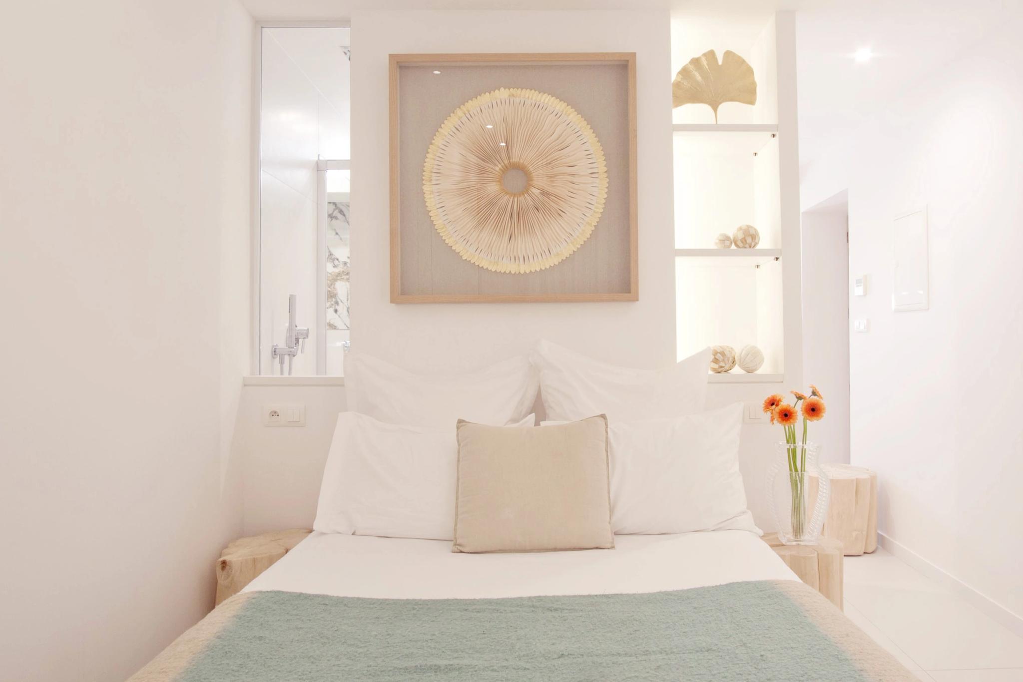 Chambre luxueuse avec lit blanc, décoration minimaliste et appartements de luxe modernes