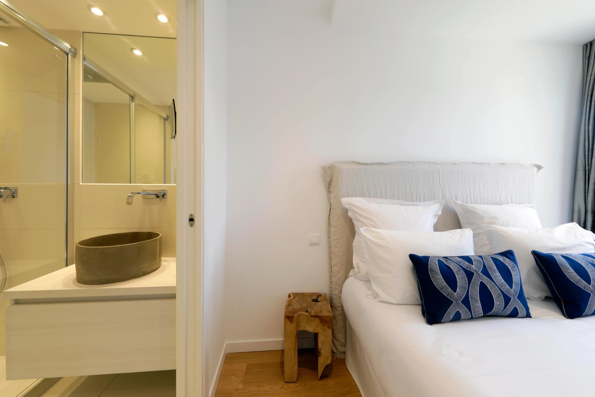 Chambre de luxe avec salle de bain ouverte dans une résidence de prestige