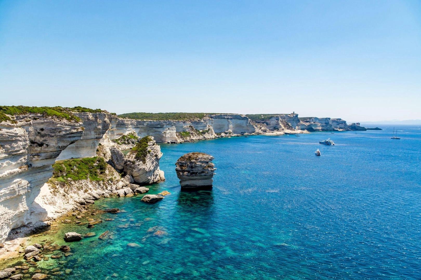 Falaises blanches et mer turquoise d'une résidence de luxe en Méditerranée