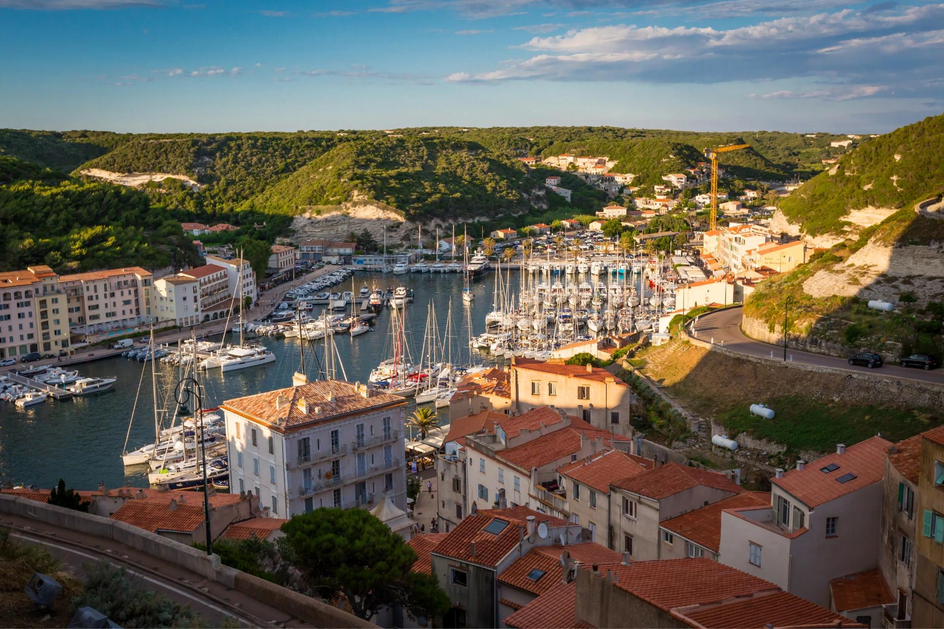 Vue panoramique du port de Bonifacio en Corse avec ses voiliers et maisons colorées