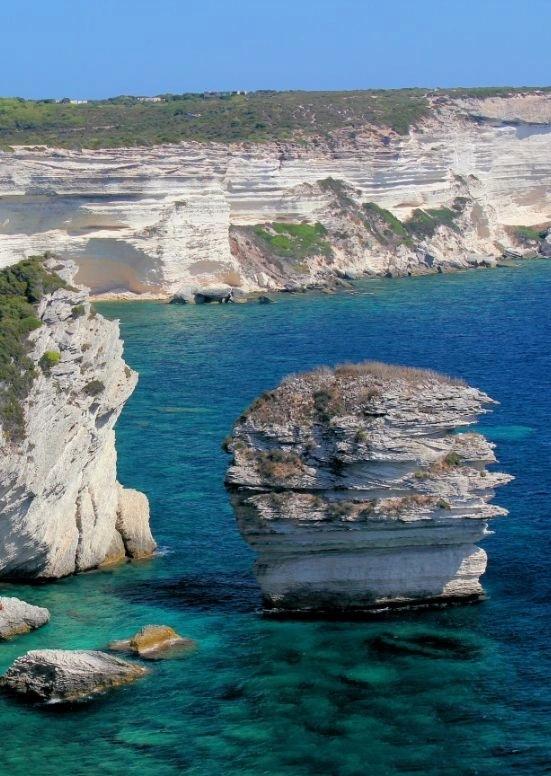 Falaises calcaires blanches et mer turquoise d'une résidence de luxe côtière méditerranéenne
