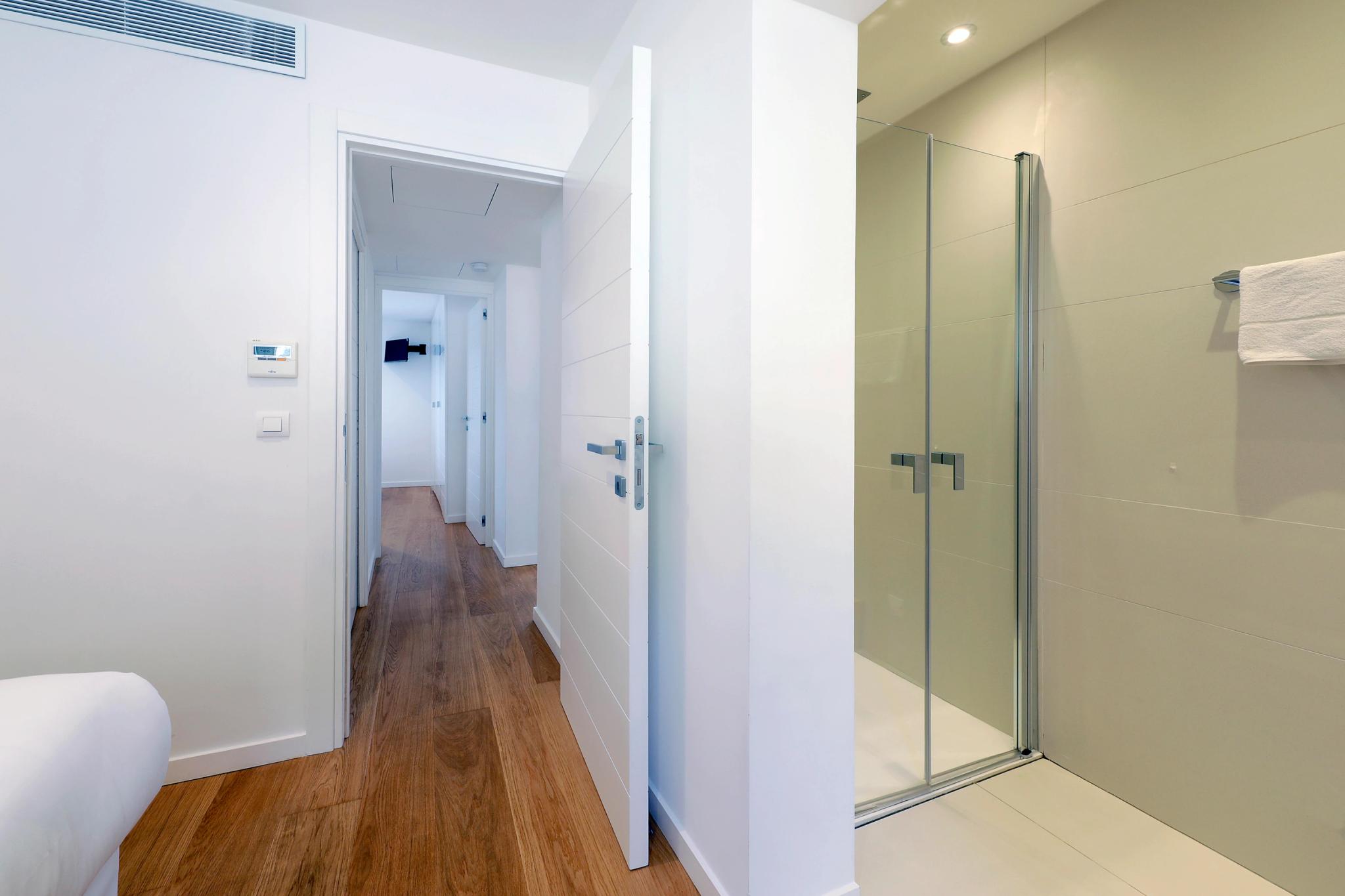 Salle de bain moderne d'une résidence de luxe avec douche et revêtements design