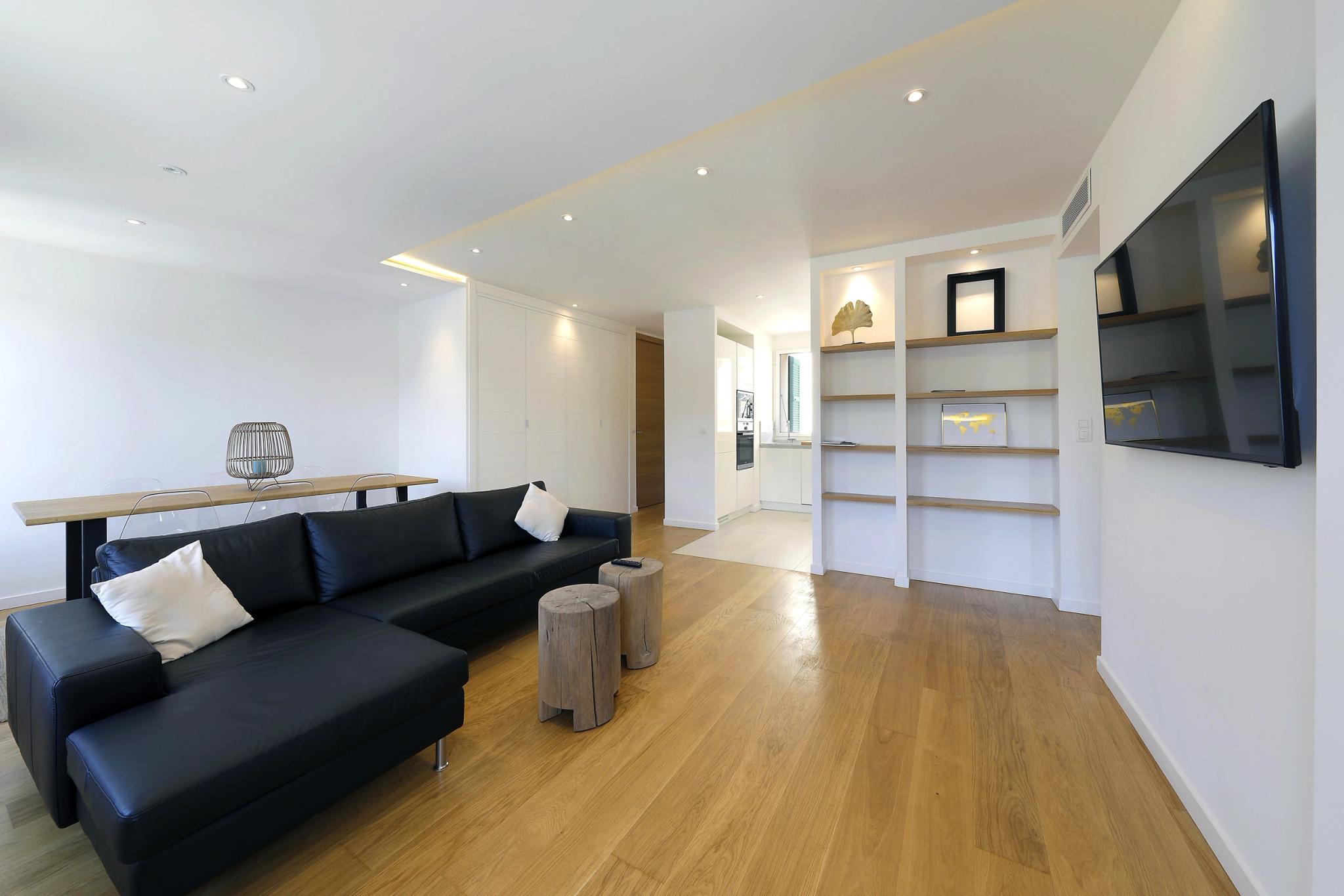 Appartements de luxe moderne avec salon élégant, canapé noir et mobilier design