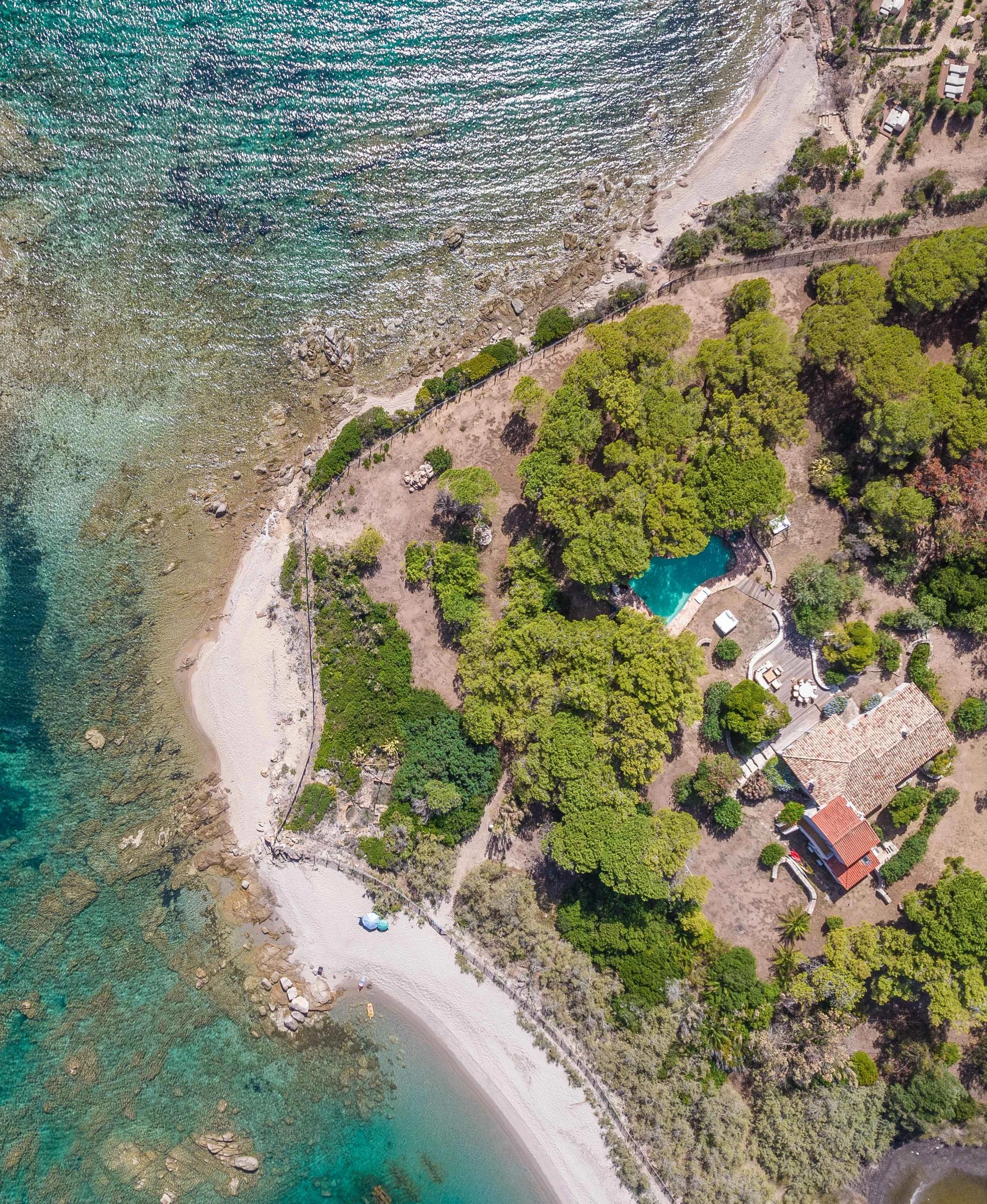 Vue aérienne d'une villa de luxe en bord de mer avec plage privée et piscine