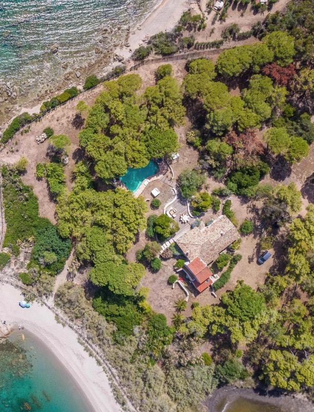 Villa de luxe en bord de mer avec piscine privée entourée de verdure et plage