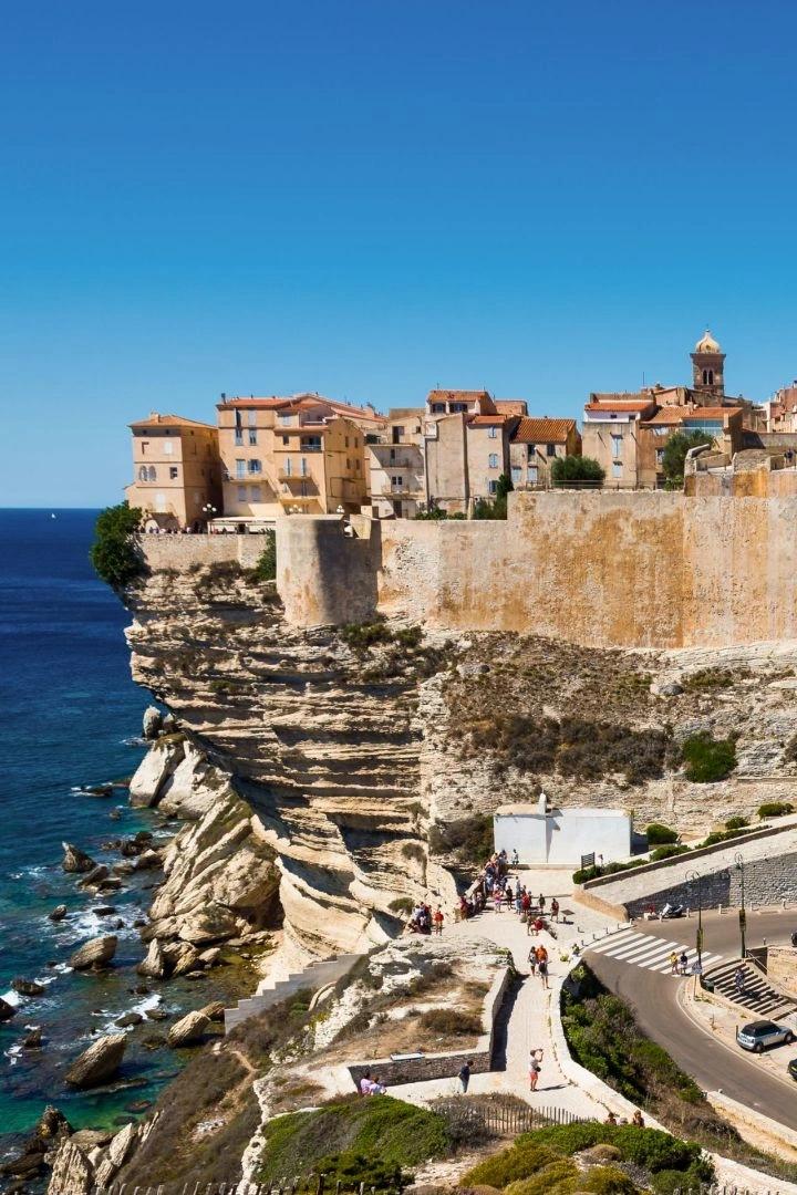 Résidence de luxe perchée sur les falaises de Bonifacio en Corse
