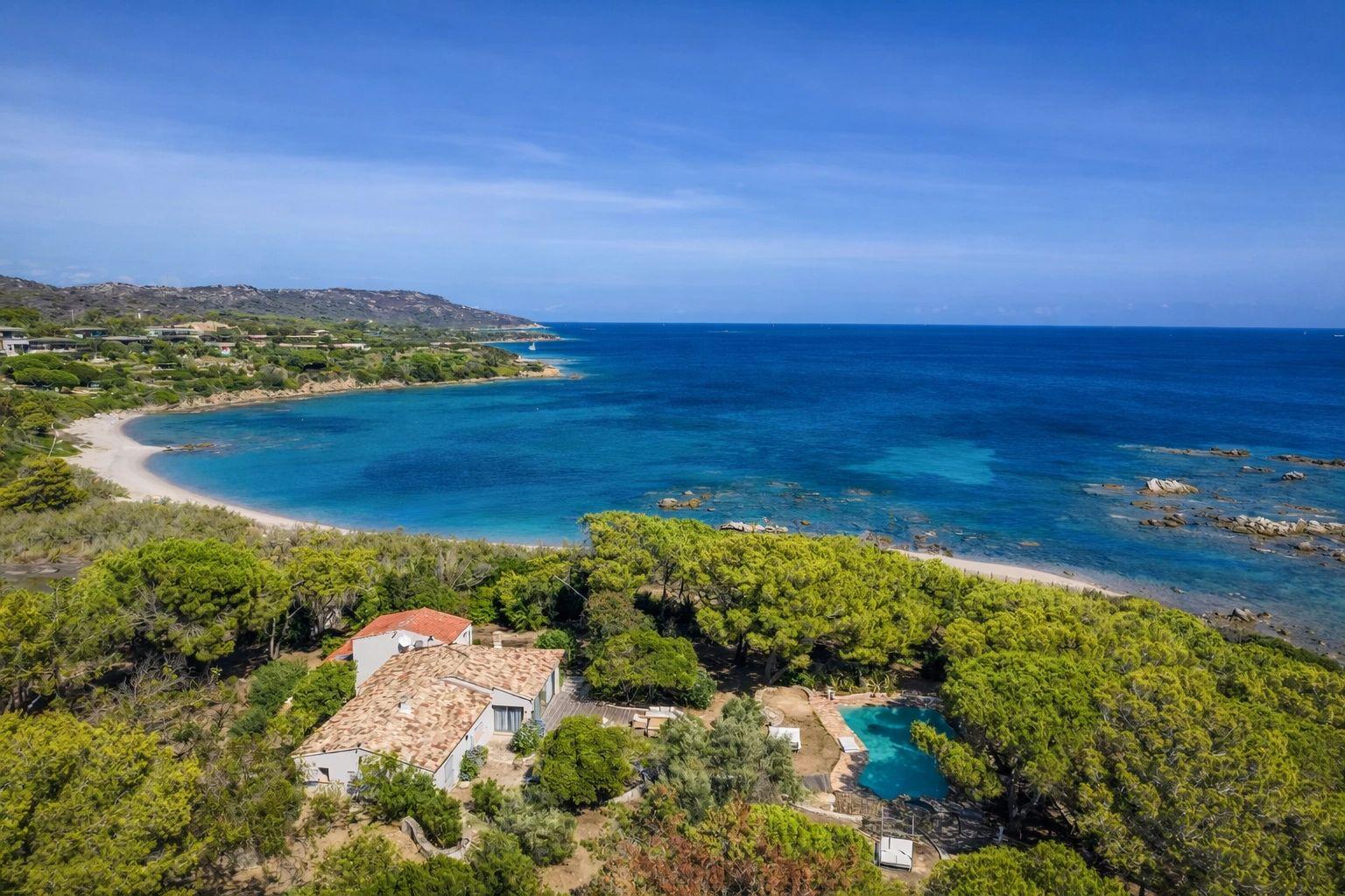Villa de luxe méditerranéenne avec piscine privée surplombant une plage turquoise