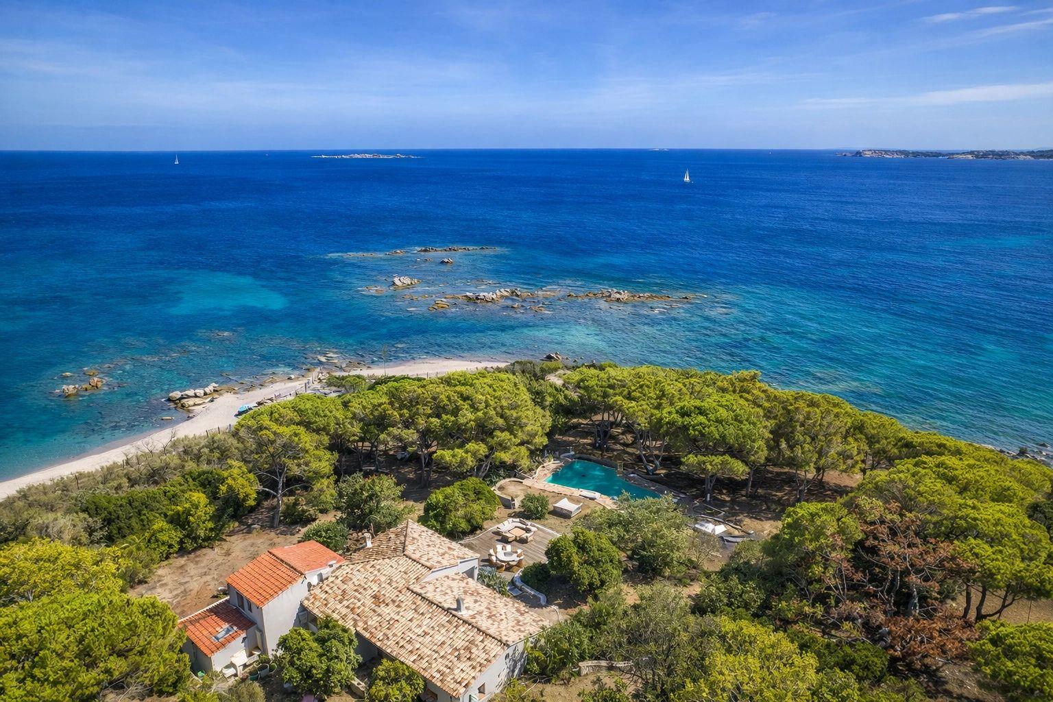 Villa de luxe méditerranéenne avec piscine privée face à la mer turquoise