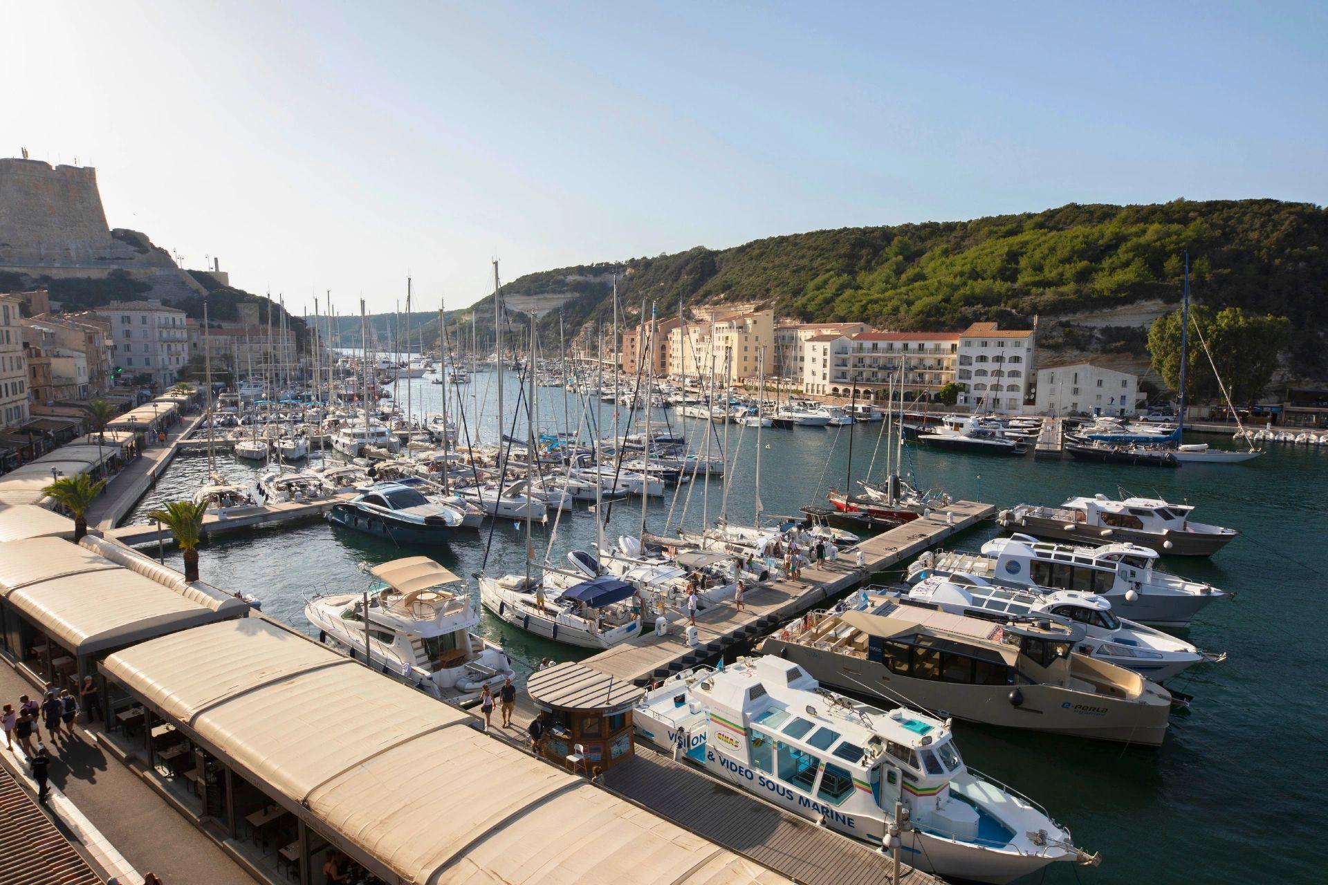 Port de Bonifacio avec ses locations de luxe et ses bateaux amarrés