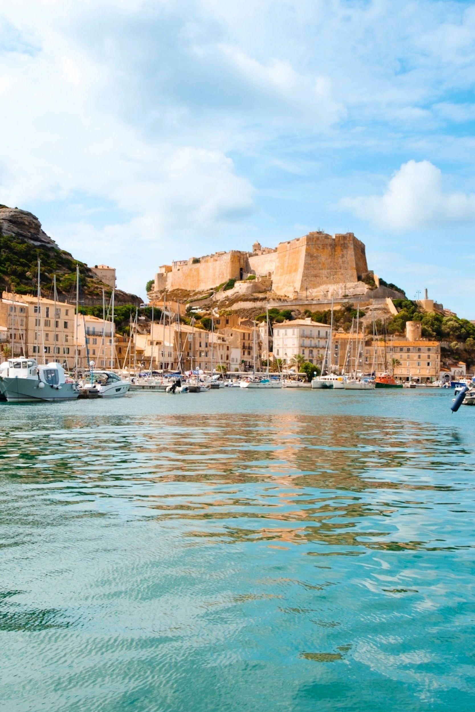 Port de Bonifacio en Corse avec forteresse et villa de luxe en bord de mer