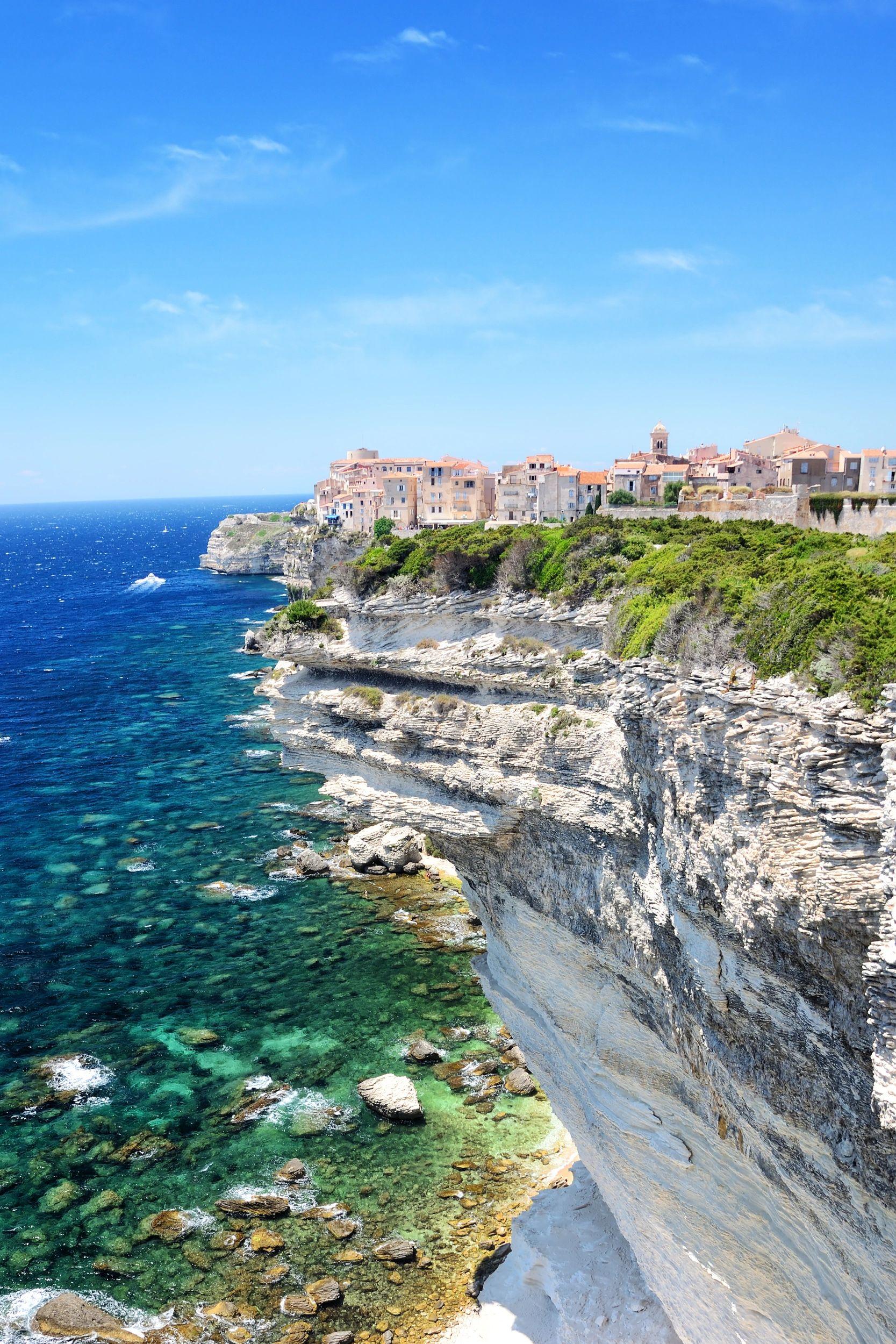 Vue panoramique des falaises calcaires et des maisons colorées de Bonifacio en Corse