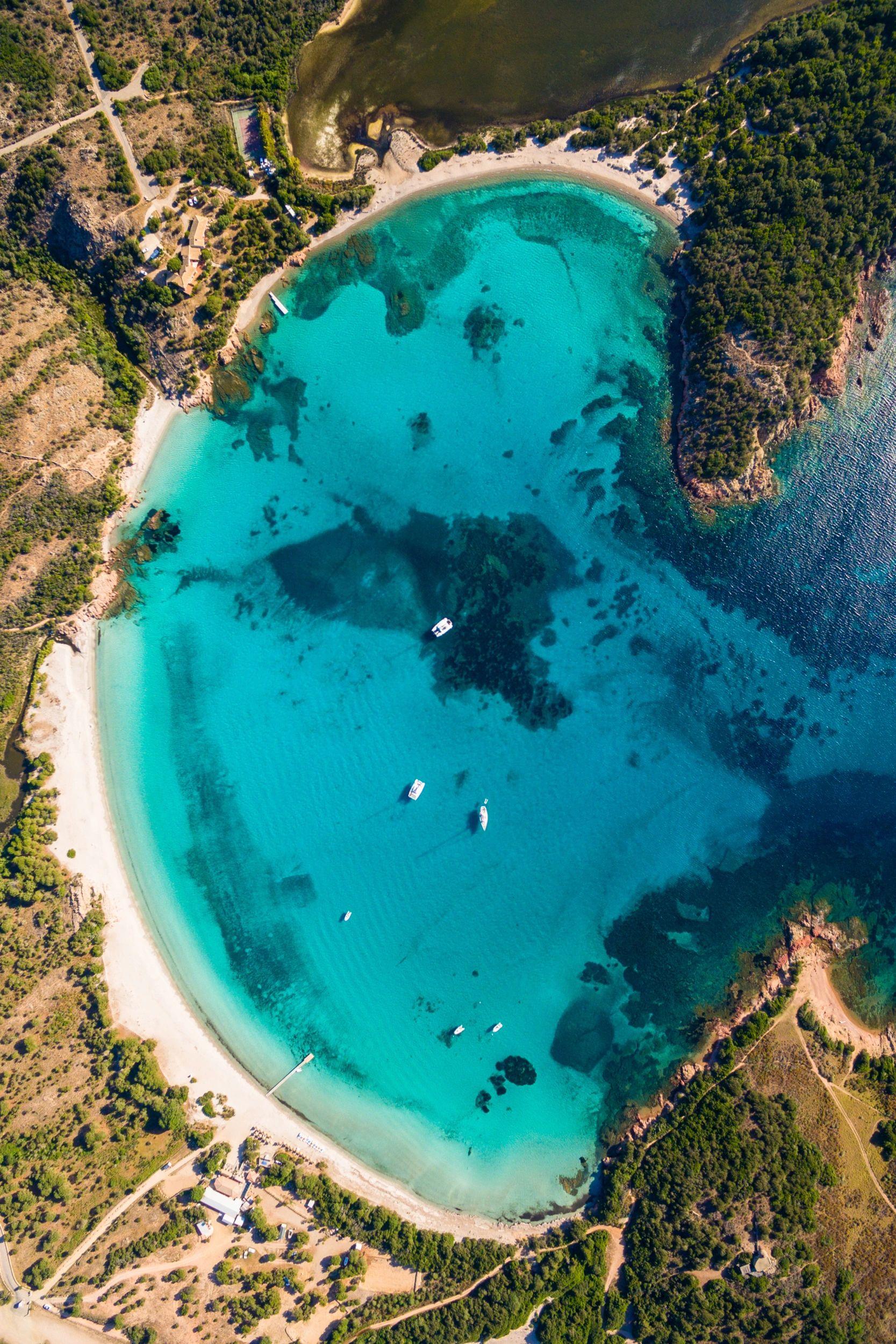 Vue aérienne de la baie turquoise de Bonifacio en Corse avec plages de sable blanc