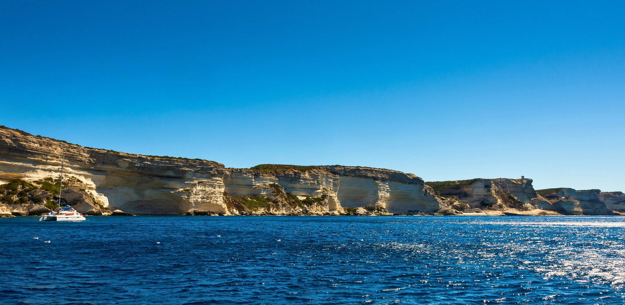 Falaises calcaires de Bonifacio surplombant la mer Méditerranée bleue turquoise