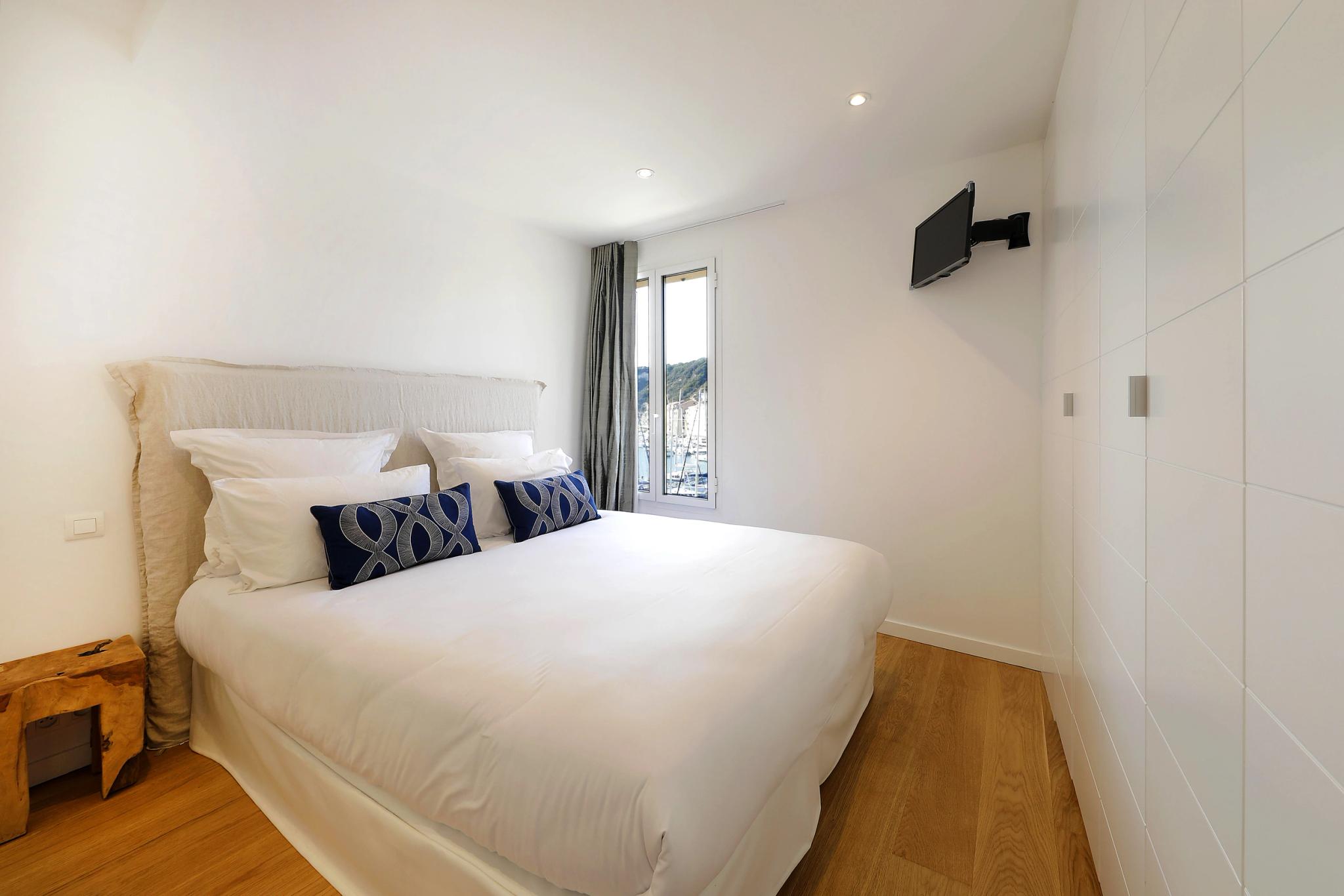 Chambre d'appartements de luxe moderne avec lit blanc et vue panoramique