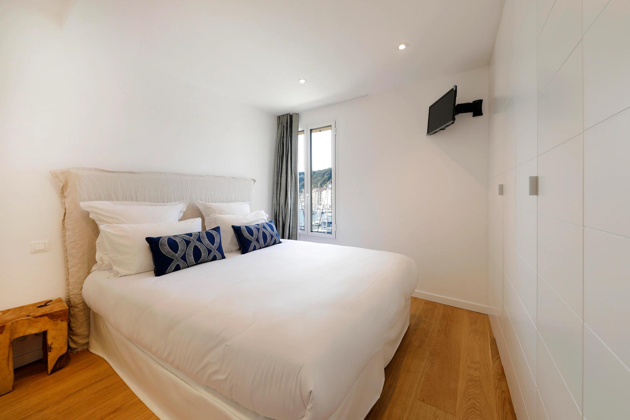Chambre élégante avec lit double dans une résidence de luxe moderne