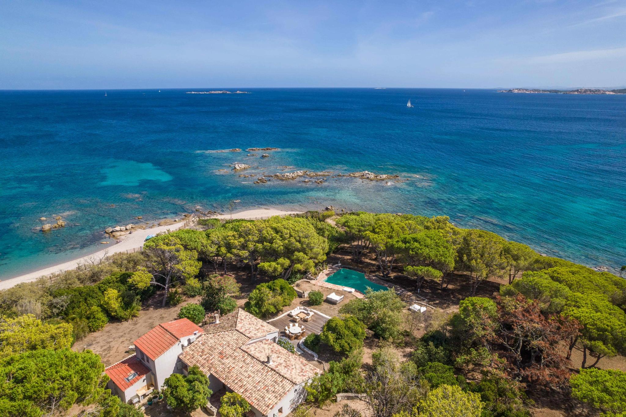 Résidence de luxe avec accès privé à la plage et piscine en bord de mer méditerranéenne