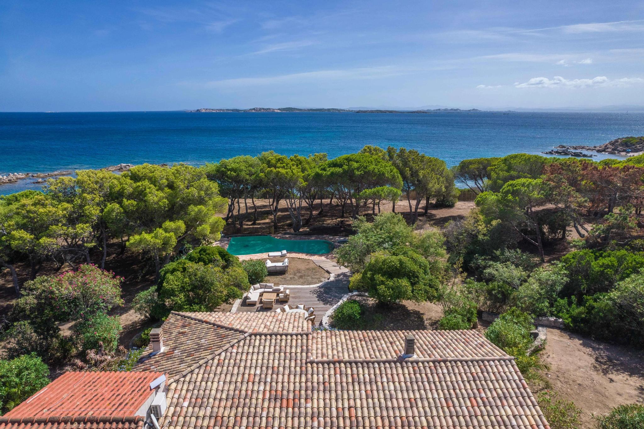 Résidence de luxe méditerranéenne avec piscine privée et vue panoramique sur la mer turquoise