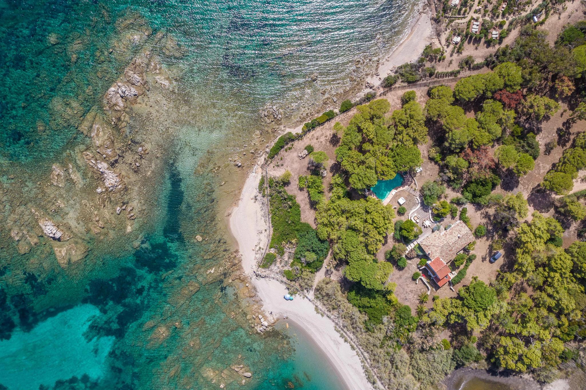 Résidence de luxe en bord de mer avec plage privée et piscine bleue