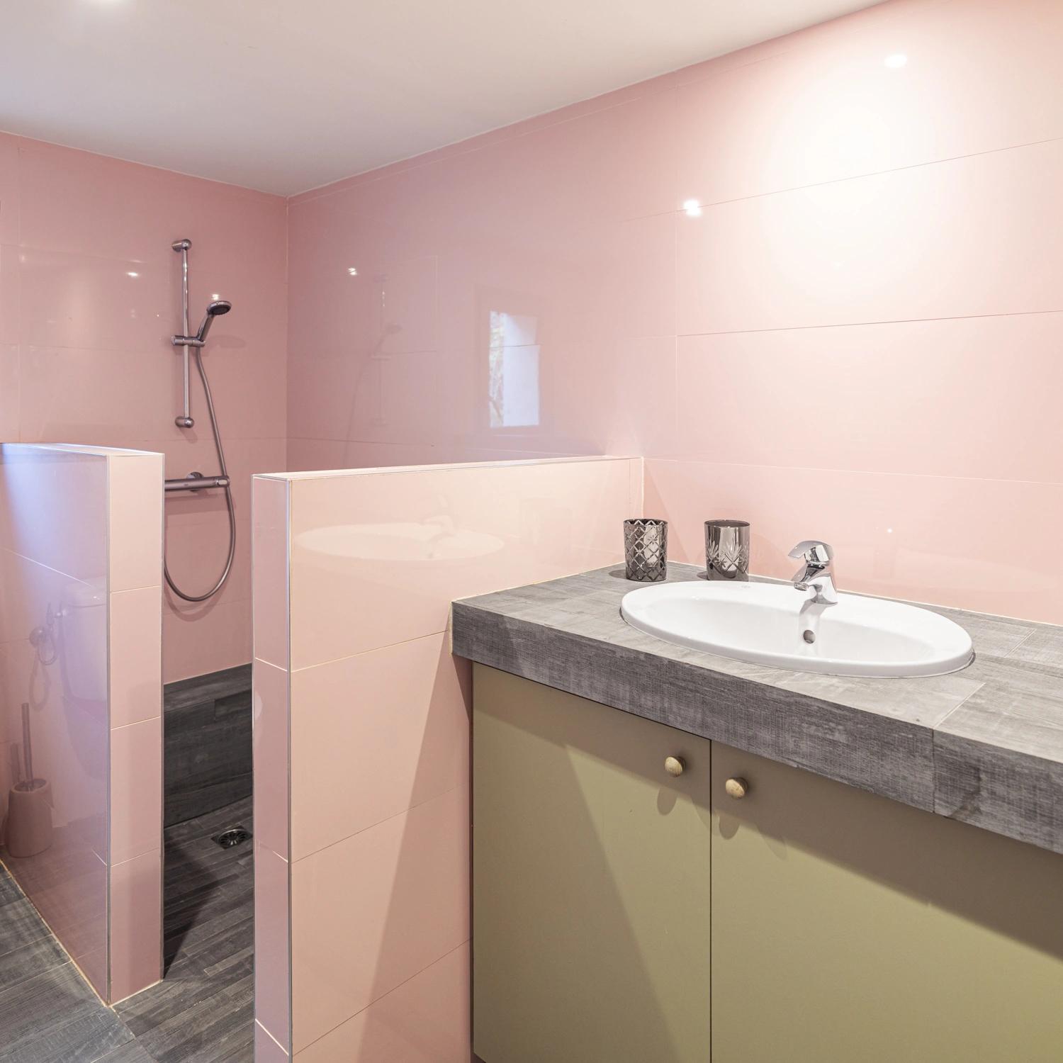Salle de bain moderne d'une résidence de luxe avec carrelage rose et vasque design