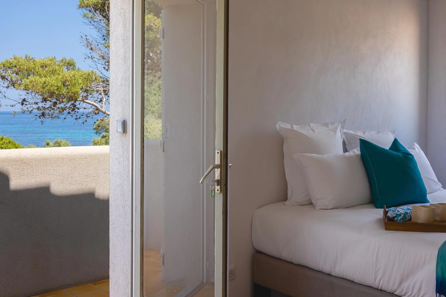 Chambre luxueuse d'une résidence de luxe avec vue sur la mer méditerranée