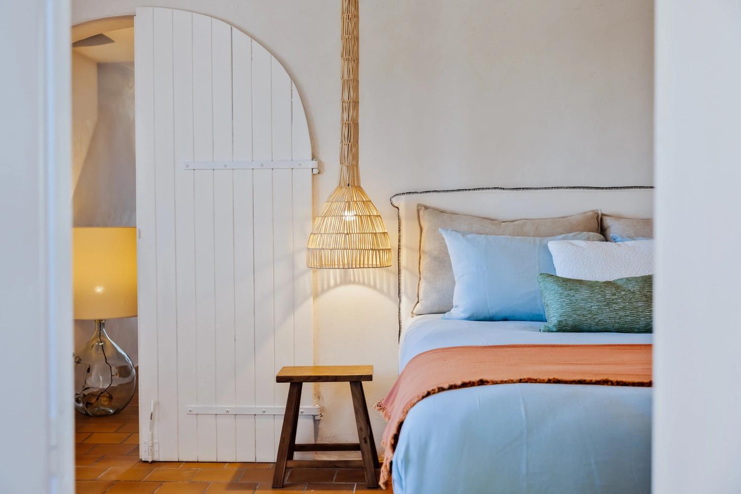Chambre élégante d'une résidence de luxe avec lit king-size et décoration moderne minimaliste