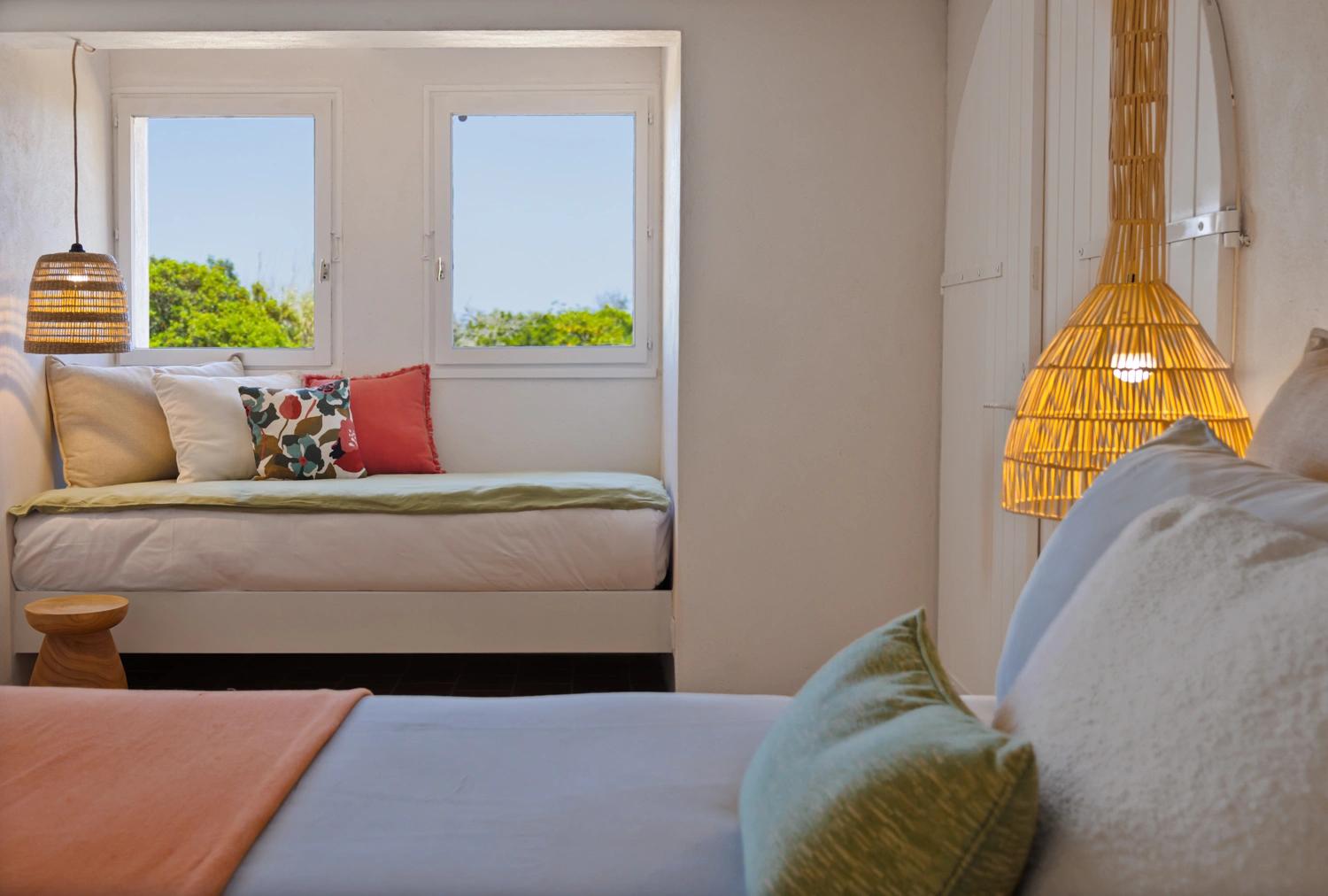 Chambre spacieuse d'une résidence de luxe avec lit moderne et vue panoramique