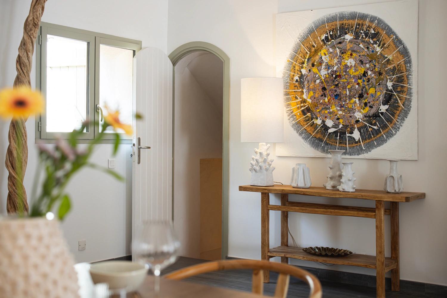Entrée élégante d'une résidence de luxe avec console en bois, artwork doré et décoration raffinée