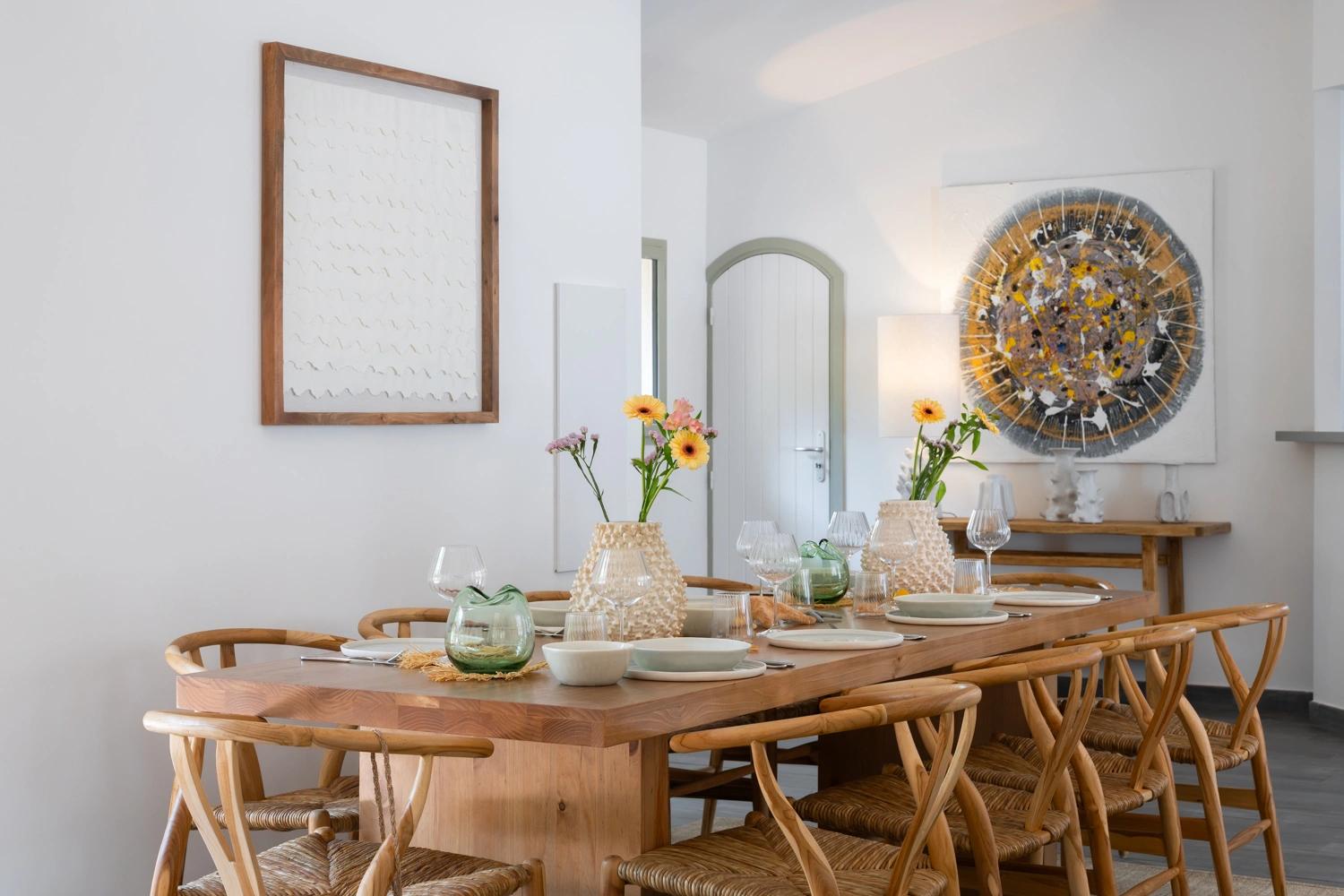 Salle à manger élégante d'une résidence de luxe avec table en bois et chaises design