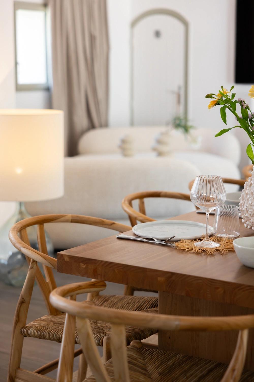 Salle à manger élégante d'une résidence de luxe avec table en bois et chaises design