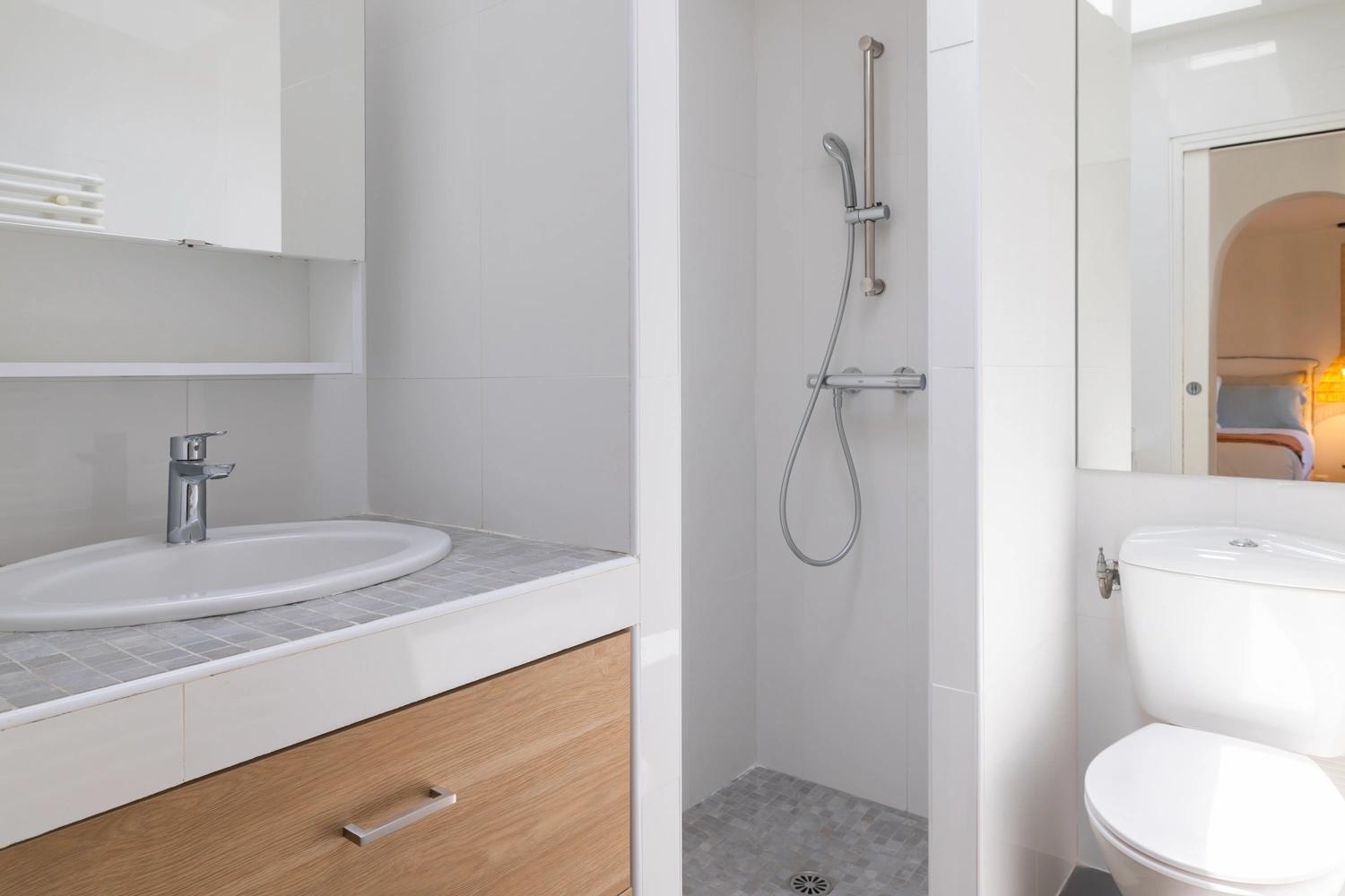 Salle de bain moderne d'une résidence de luxe avec douche et vasque