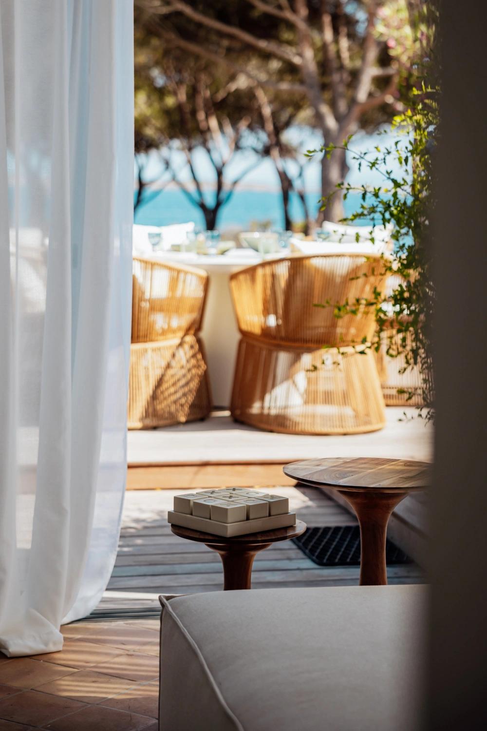 Résidence de luxe avec terrasse méditerranéenne vue mer et mobilier en rotin