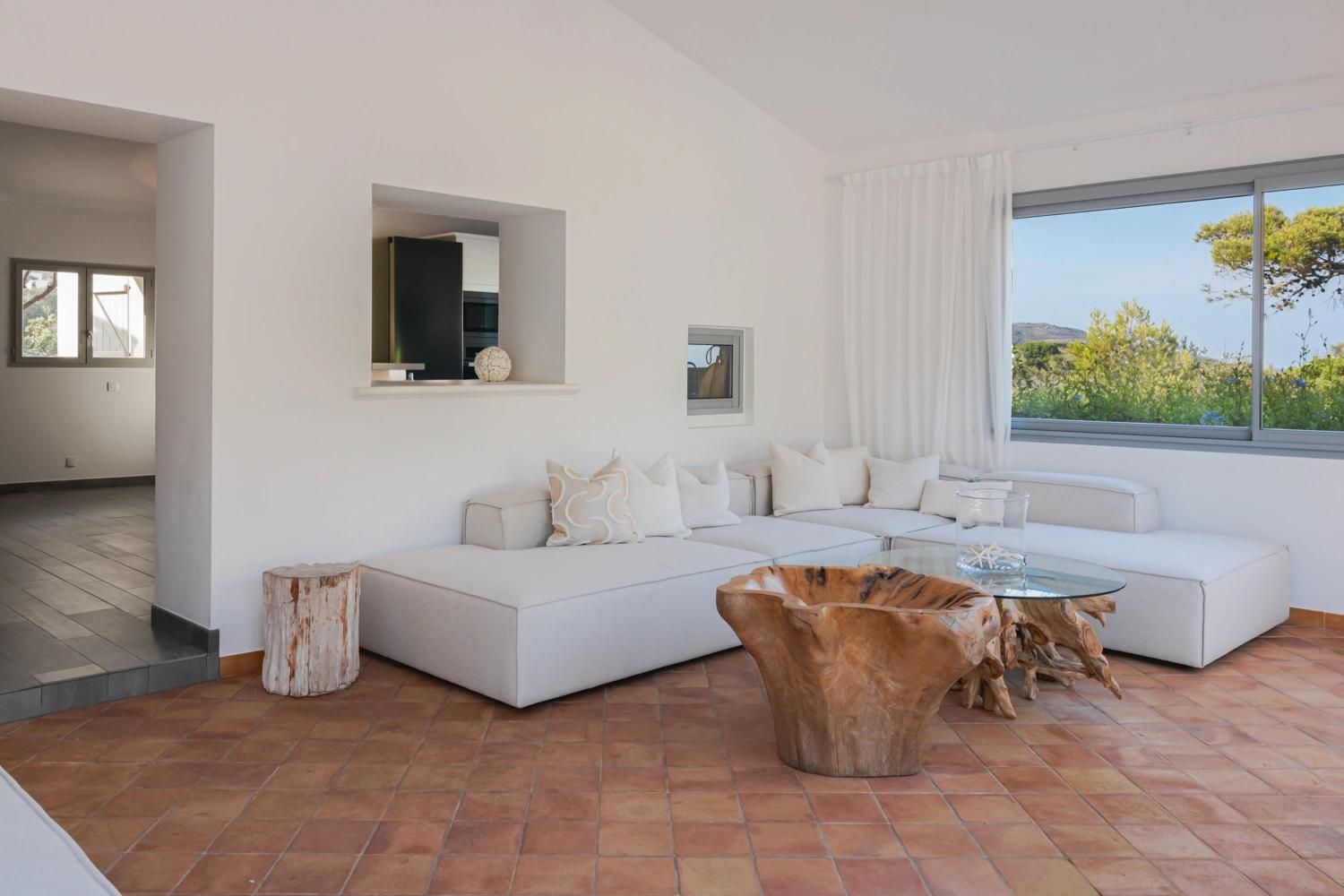 Salon moderne d'une résidence de luxe avec canapé blanc et vue panoramique