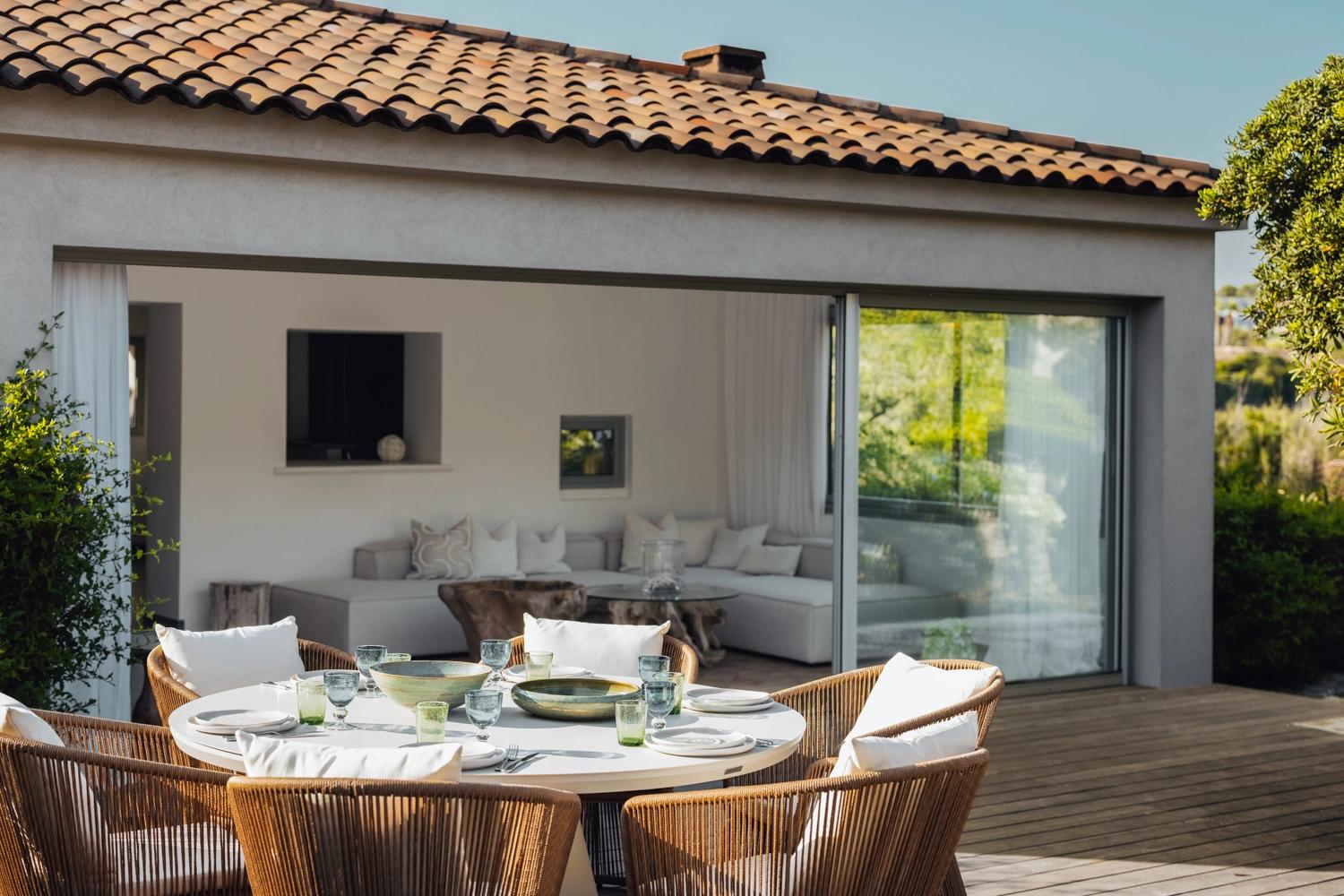 Résidence de luxe avec terrasse élégante, mobilier design et intérieur contemporain
