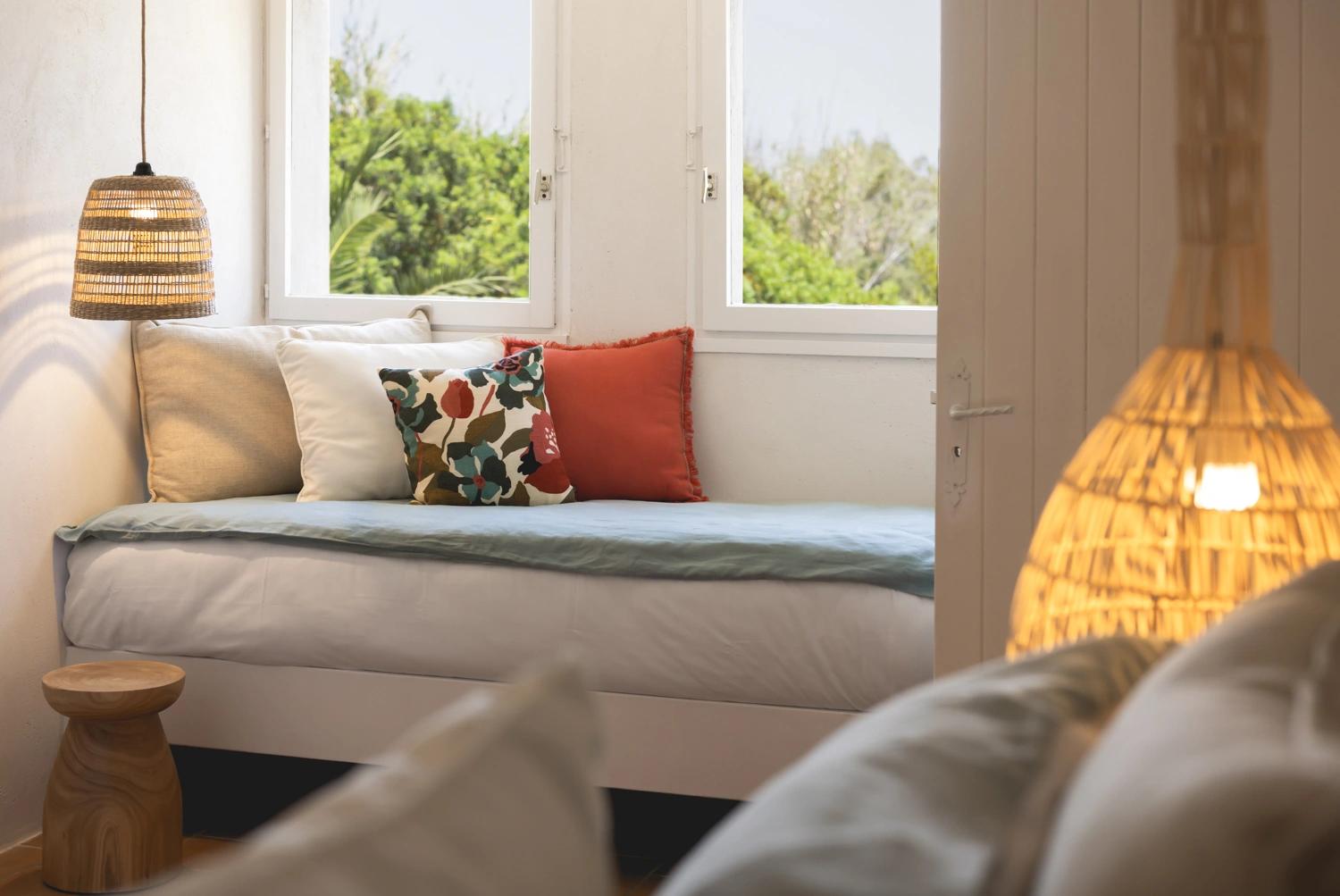 Chambre élégante d'une résidence de luxe avec lit et fenêtres panoramiques