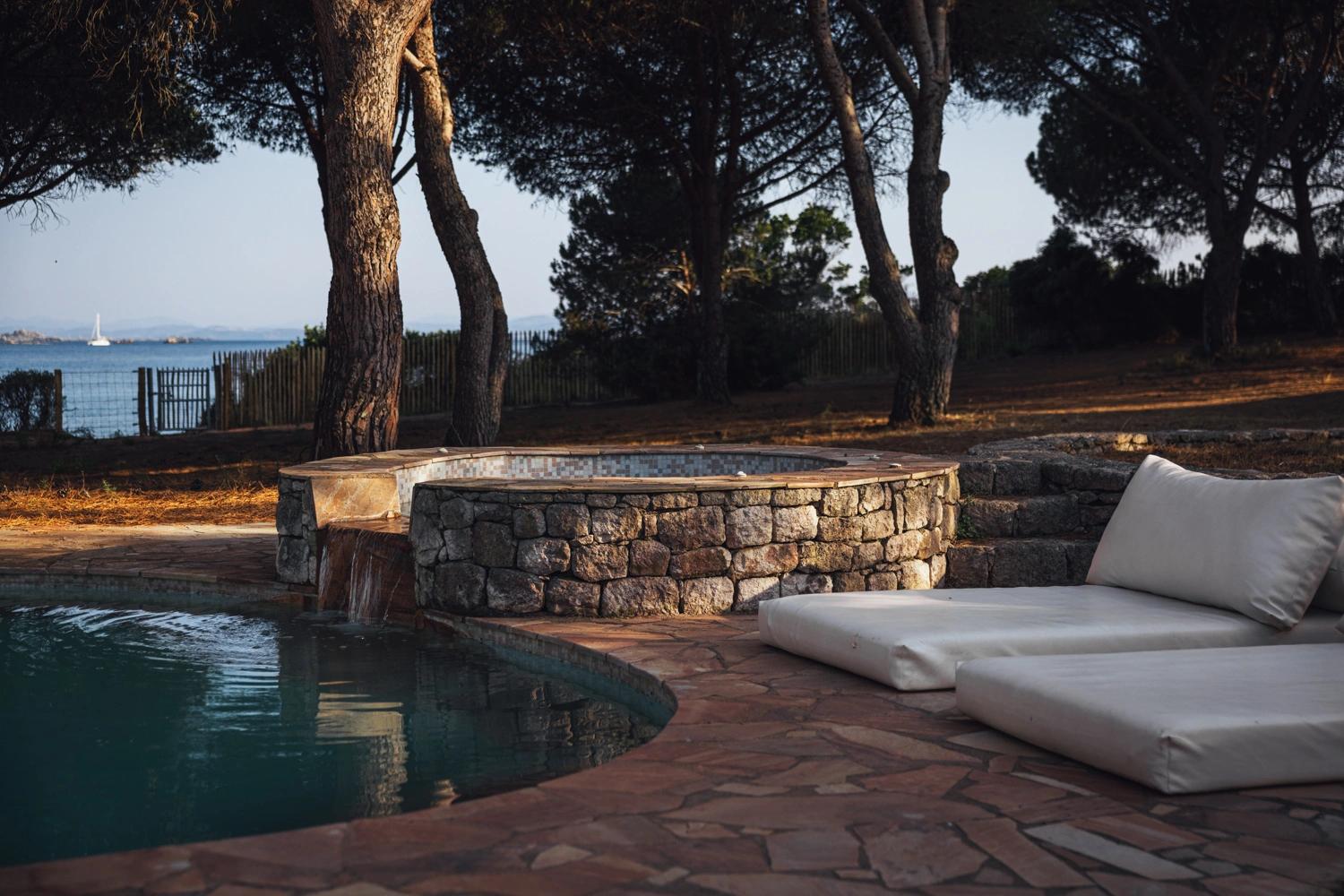 Résidence de luxe avec piscine et jacuzzi en pierre face à la mer méditerranée
