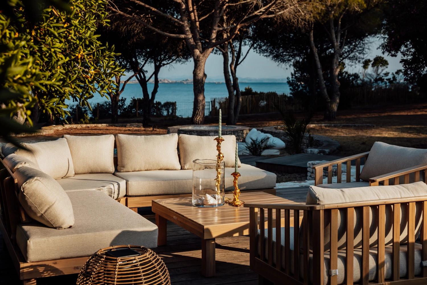 Résidence de luxe avec salon de jardin face à la mer méditerranée